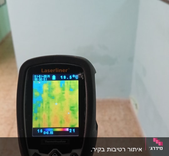 מד לחות תרמי מוצג על רקע קיר פנימי